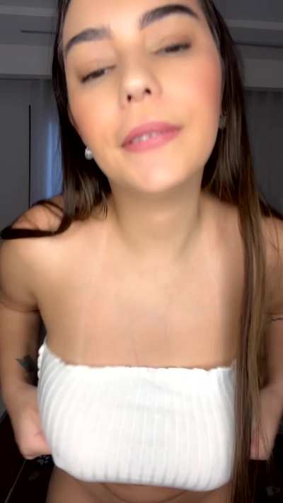 REVEAL natural and bouncy tits