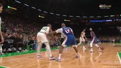 [Highlight] Jaylen Brown flexes with his shorts on backwards