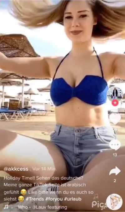 Ihre Titten.. sie will die zeigen und steht drauf