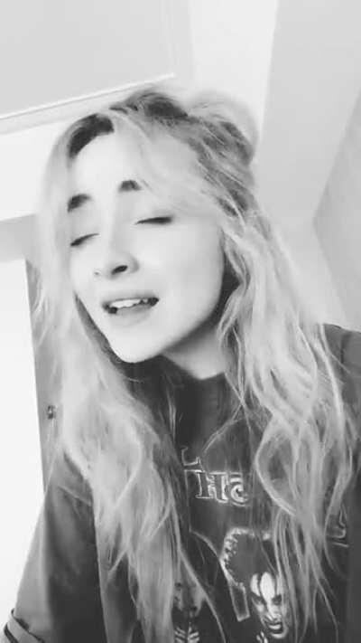 Sabrina covering ‘Telepatía’
