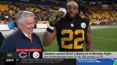 [Highlight] Najee Harris singing with Spanish reporter in post game interview