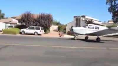 Прогулка по Кэмерон Эйрпарк в Калифорнии, где самолет - не роскошь, а средство передвижения. А в то же время 80% человечества копейки до зарплаты считает, 10% живут менее чем на 2 доллара в день и около 700 миллионов людей каждый день ложатся спать голодн