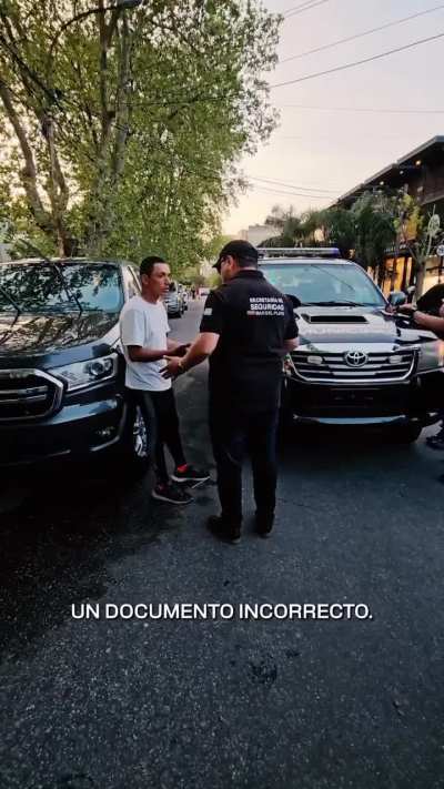 Lleva 22 años con el trámite del DNI argentino y trabajaba cuidando coches en Mar del Plata