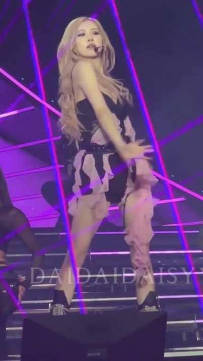 Rosé's butt 🍑