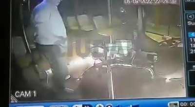 Subió con un bidón de nafta y prendió fuego el bondi