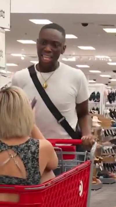 Sacanagem hein, o amigo só queria fazer umas compras em paz