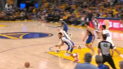 [Highlight] Curry steals the ball then gets fouled in transition by Kevin Huerter