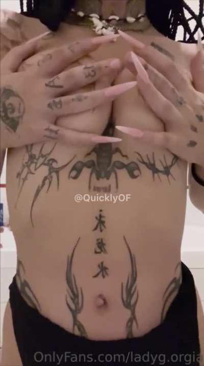 lady Giorgia esce le tette e ci fa vedere il culo💦