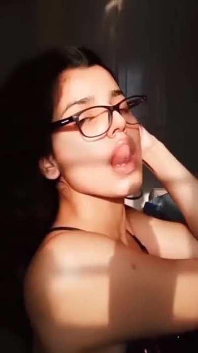 Imagine her in front of you doing this 💦🥵