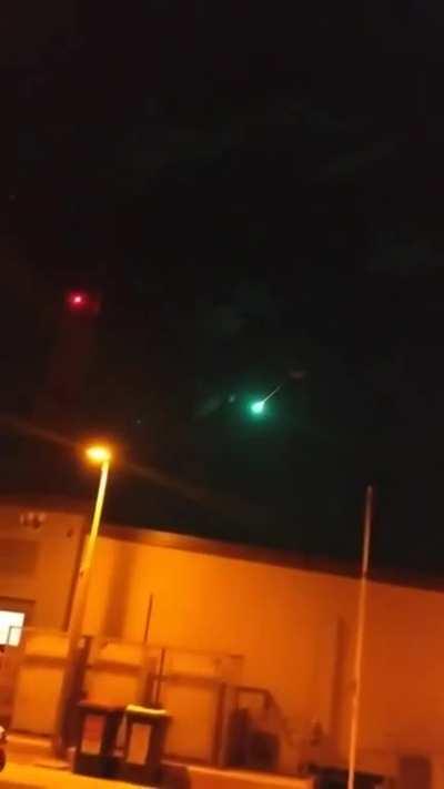 🔥 A green meteor off the coast of Australia