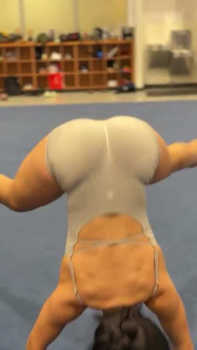 Voluptuous, Curvaceous, Luscious, Gorgeous, Beautiful Gymnist Flexing