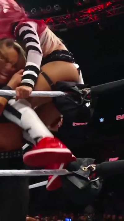 All that 🍑 🍑 on her