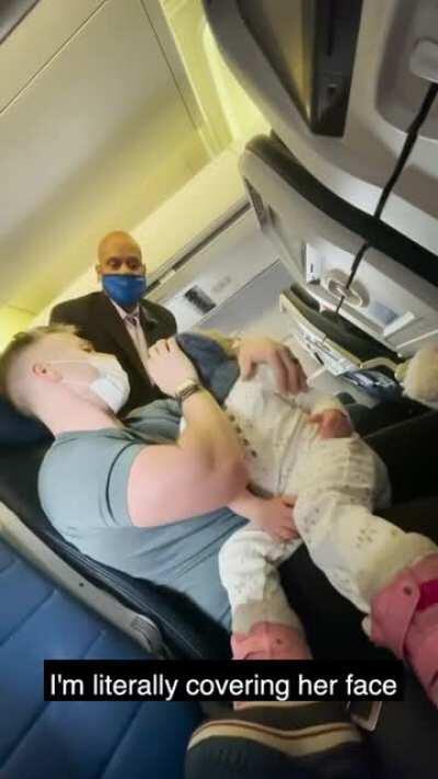 O que vocês acham disso? Meu inglês é bem básico mas parece que tiraram do avião por essa criança recusar a máscara. Só tem 2 anos.