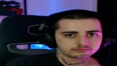 Mi cara cuando mi cara cuando veo q en Twitter gente que descubre el humor negro llama pedofilo a orlsok por el clip de Abby - ______-