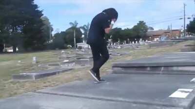 Eu não curto muito, mais quero saber q música q esse retardado tá cantando