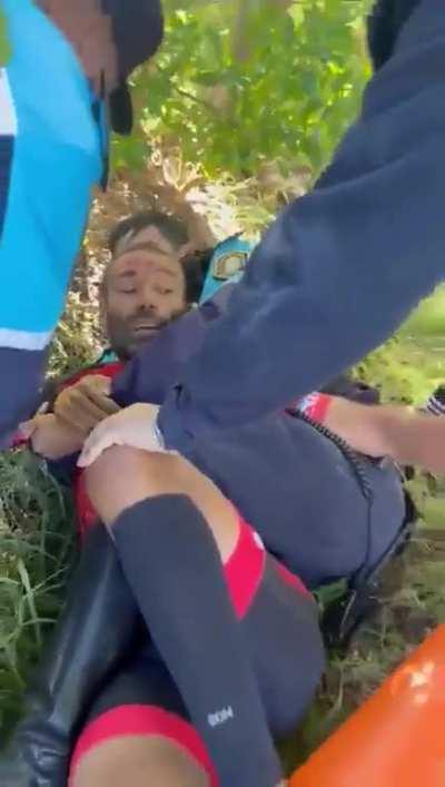 Detuvieron a un triatleta en la ruta hacia la costa debido a las denuncias de los automovilistas