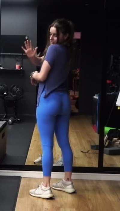Loserfruit showing off her ass