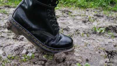 Combining muddy boots with crushing makes it extra cruel—Helga Li treats the bugs like mere dirt, not even worthy of clean footwear. She enjoys both kinks together in a ruthless, mean-spirited way. She seems so smart—the water makes her soles muddy, but t