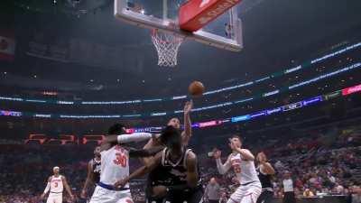 [Highlight] Randle knees Mann in the nuts