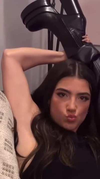 mommy is so flexible🤤