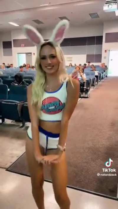 Girl thinks she's the main character of her college lecture