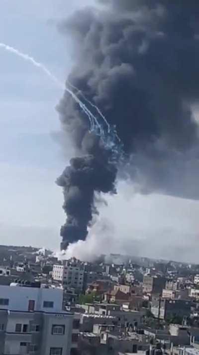 ⚠️ Gaza: The Director of the Civil Defense in northern Gaza confirms that since this morning the IDF has fired 8 internationally-banned white phosphorous shells.