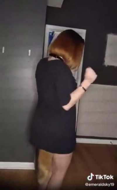 Does the carpet match the drapes and the tail?