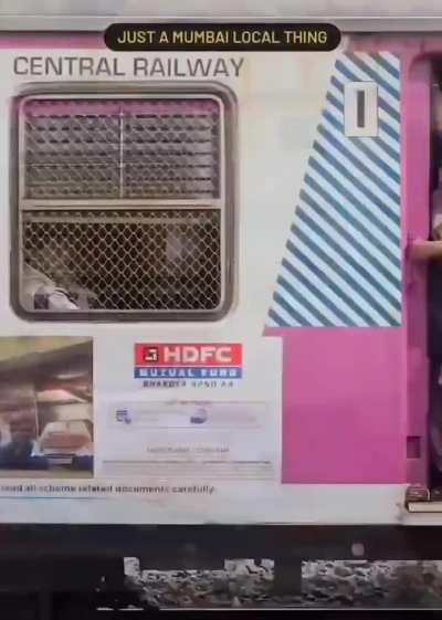 Guy in the middle of two coaches 🗿