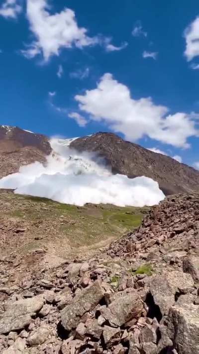 🔥 Unbelievable footage captured by tourists. Avalanche from the Tian Shan mountains in Kyrgyzstan