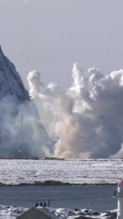 Isar Aerospace's Spectrum rocket loses control and falls back onto the launch pad (30 March, 2025)