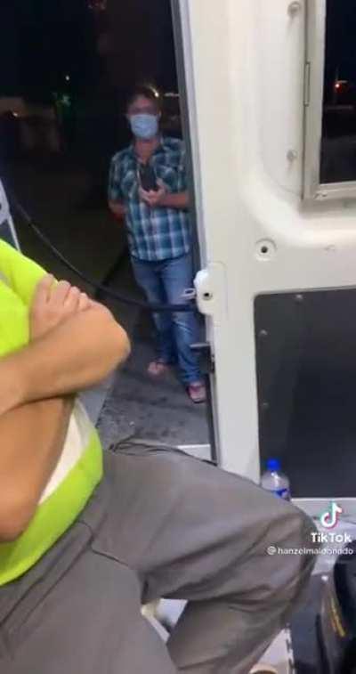 Man shows “concerned citizen“ how to mind his own business