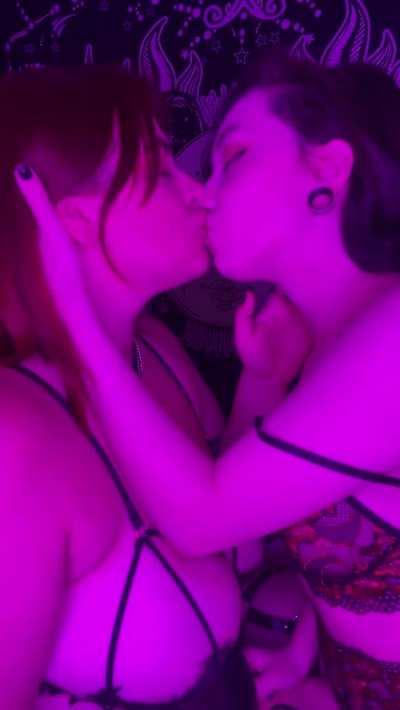 she tastes like cherry chapstick🍒💋