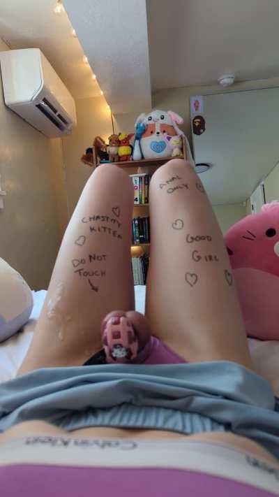 My roommate writes on my legs and it makes me sooo horny 😭