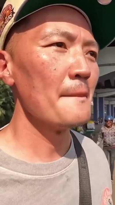 🤢 End*n guy 🤢 covers his nose as a Xinese guy walks by