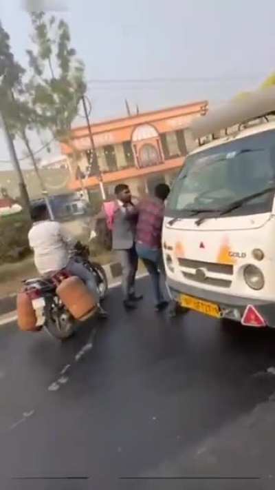 In Meerut a thief pulled out notes from the gromm's garland of notes. Angry groom left the weding rituals to chase the running thief and jumped on his vehicle.Groom and baraatis together beat up the thief in the middle of highway.