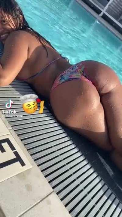 That pool looks so refreshing 💦💦