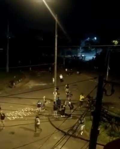 Estos no son grupos de guerilleros, son chicas y chicos haciendo plantones pacíficos