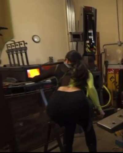 anyone wanna jerk to her and send pics on cam👀👀😩 dm me must have discord