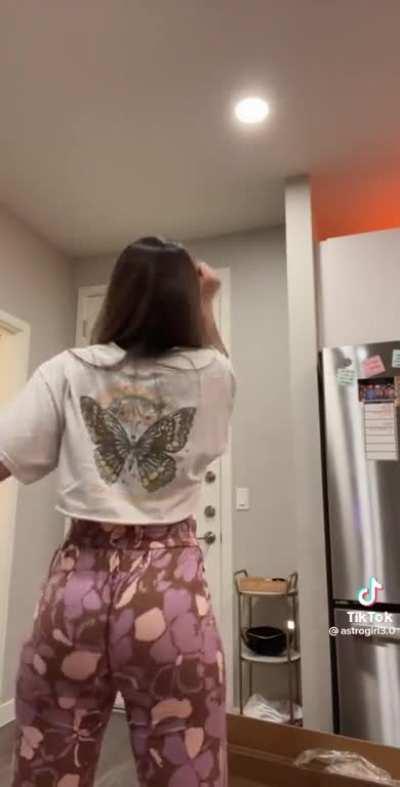 Soft & Jiggly No.604 (Dammn She A Jiggly Puff) 🍑😍