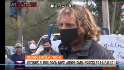 Vecinos contrataron un tractor para arreglar su calle en Puntas de Manga