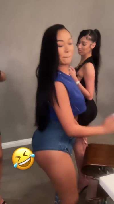 🎂🩷💛👯‍♀️