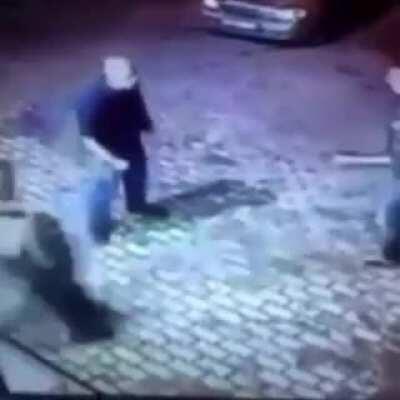 Это старая школа, пенс-боксер вырубает молодых здоровых гопников.