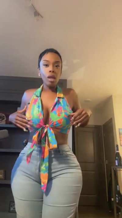 BBL so big the back of her pants can’t even touch her back 🤤😍🙌🏾