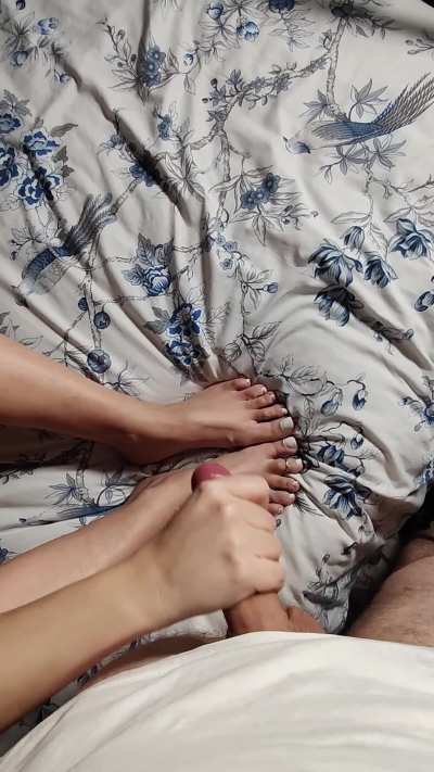 Jerking him off over my toes 🤍
