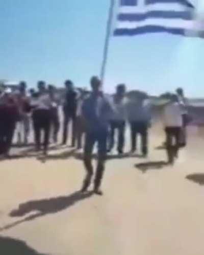 Mehter marşımızı çalmışlar ama yinede Yunan'a gitmiş biri olarak (Letonya, Litvanya ve estoyada yaşıyan) Yunanlar İyi insanlar