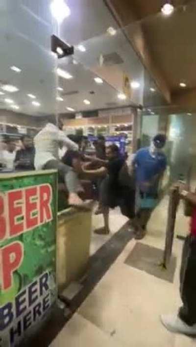 Жестокий покупатель подвергся преследованию со стороны персонала магазина спиртных напитков