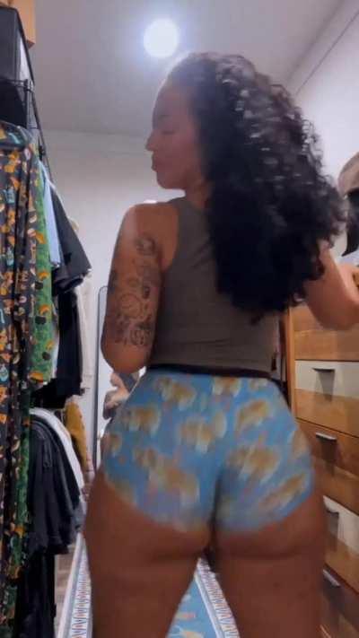 Lunarliv Allot azz in them shorts