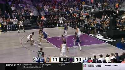 [Highlight] Scoot puts the movs on Wembanyama and hits the step back 3