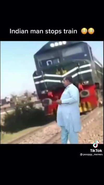 HİNTLİ ADAM TRENI DURDURUP SELFIE ÇEKINIYOR 😱😱😱😱😱😱