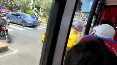 Cuando los que venden 30 tequeños por un dólar salen a pasear con los panas